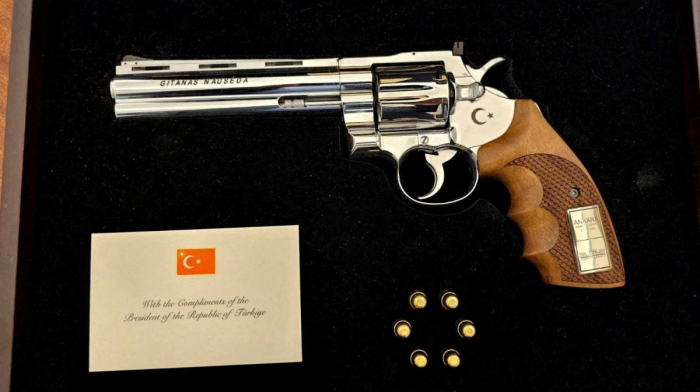 Ərdoğan NATO liderlərinə üzərində adları həkk olunmuş tapança hədiyyə edib