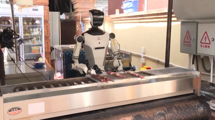 Sincanda humanoid robotların kulinariya şousu diqqət çəkib