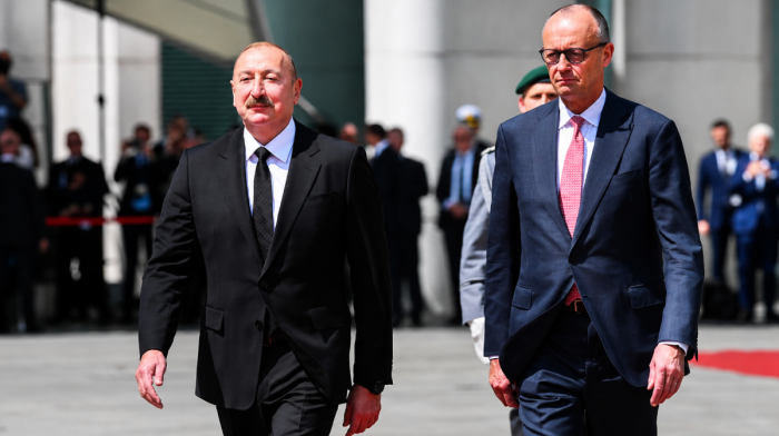 Prezident İlham Əliyev Berlində rəsmi mərasimlə qarşılanıb