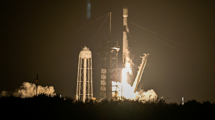 "SpaceX" raketinin bir parçası Aya çırpılıb