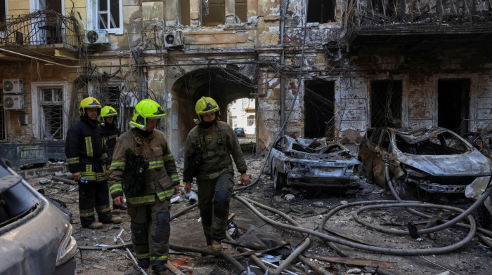 Ukrayna Rusiyanın neft emalı zavodlarını vurur, Moskva Odessaya zərbələr endirir