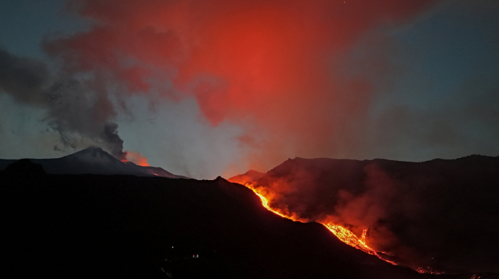 Etna vulkanının püskürməsi Kataniyada uçuşları dayandırıb