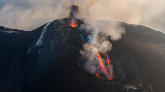 Etna vulkanının püskürməsi səbəbindən Kataniya hava limanında reyslər dayandırılıb