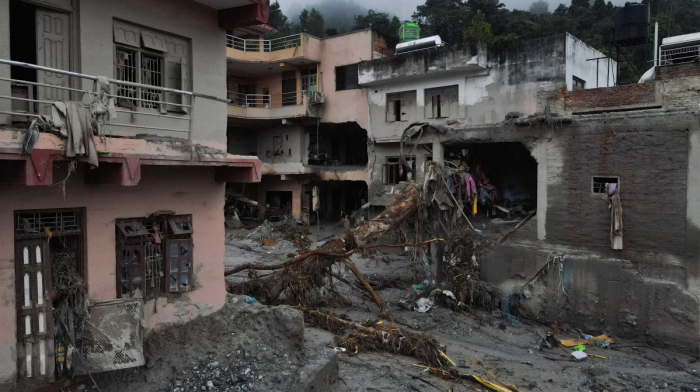Nepalda xilasedicilər tunellərdə qalan yüzlərlə insana çatmağa çalışırlar