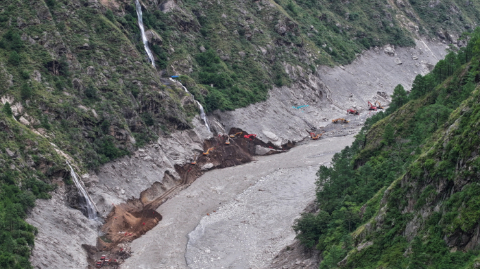 Çin dağıdıcı daşqınlardan sonra Nepal sərhəd yolunu yenidən açıb