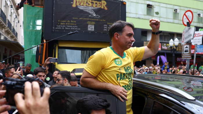 Flavio Bolsonaro seçkiyə həftələr qalmış istintaqla üzləşib