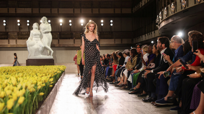 “Carolina Herrera” 45 illiyini Nyu-Yorkda rəngarəng nümayişlə qeyd edib
