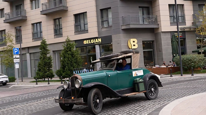 Avstraliyalı Rik Lindsi 1929-cu il “Pontiac”ı ilə Parkinson tədqiqatlarına vəsait toplayır