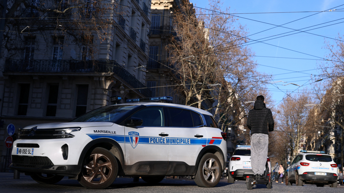 Fransada məktəb direktorunu və müəllimi yaralayan 14 yaşlı şagird saxlanılıb