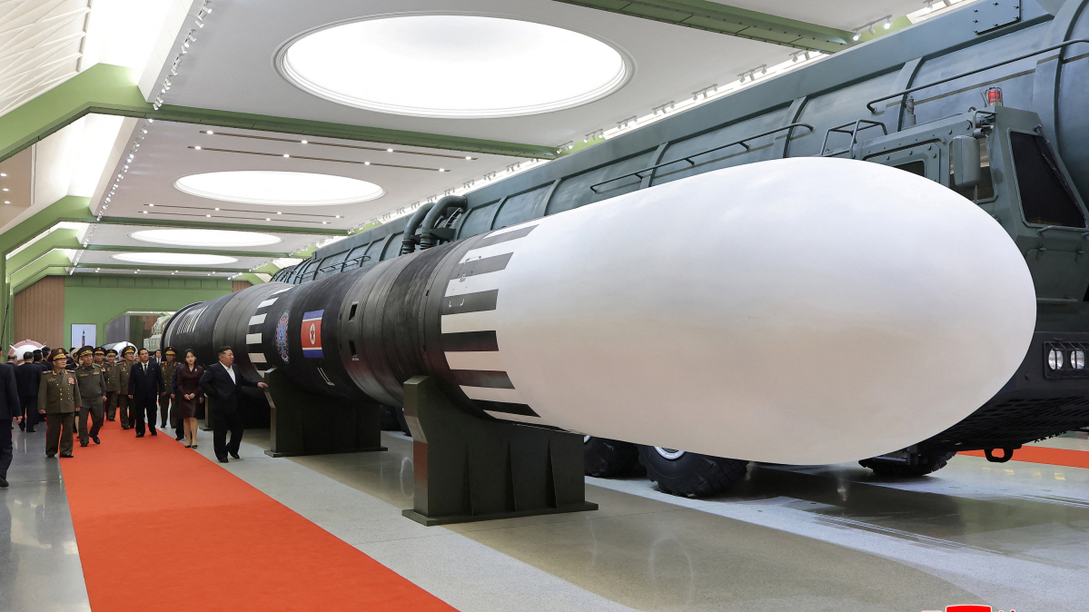 Şimali Koreya ABŞ ərazisinə çata biləcəyi bildirilən qitələrarası ballistik raketini nümayiş etdirib