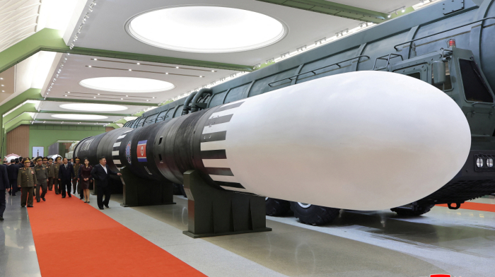 Şimali Koreya ABŞ ərazisinə çata biləcəyi bildirilən qitələrarası ballistik raketini nümayiş etdirib