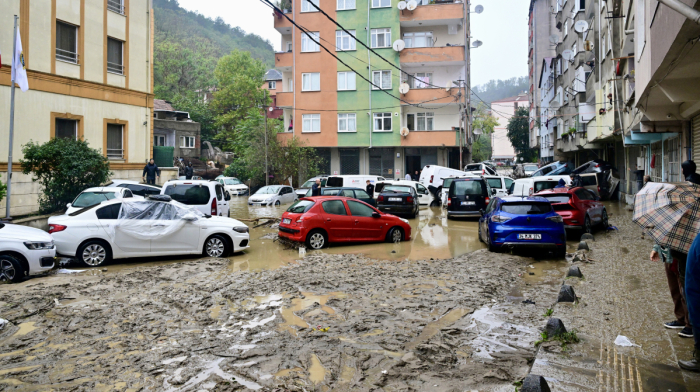 İstanbulda rekord yağıntı və sel suları həyatı iflic edib, 14 yaşlı yeniyetmə həlak olub